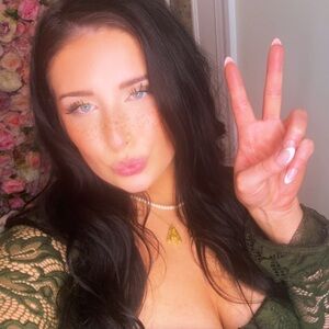 Meet Your Poshmark Ambassador, Mariah🪩✨🖤🍒